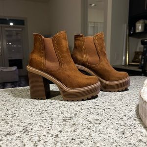 Like new brown suede platform boots